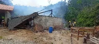 Chamas tomam conta de galpão em Guabiruba - 2