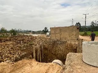 Mais de 1 km da rua Abraão de Souza e Silva já recebeu drenagem - 1