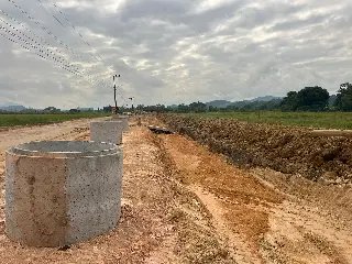 Mais de 1 km da rua Abraão de Souza e Silva já recebeu drenagem - 2
