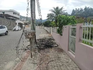 (VÍDEO) Amontoado de fios está desde sábado, dizem moradores - 2