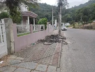 (VÍDEO) Amontoado de fios está desde sábado, dizem moradores - 1