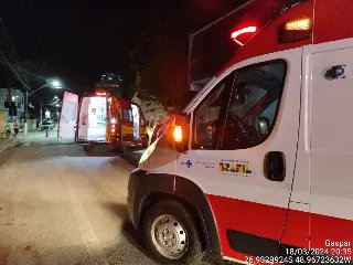 Três ficam feridos em colisão frontal entre motos - 1