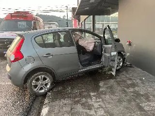(VÍDEO) Carro bate contra parede de prédio no Centro - 3