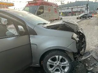 (VÍDEO) Carro bate contra parede de prédio no Centro - 2