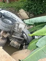 Caminhão tomba e motorista fica preso nas ferragens - 1
