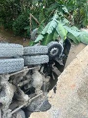 Caminhão tomba e motorista fica preso nas ferragens - 2