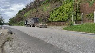 (VIDEO) Caçamba de caminhão tomba e quase causa acidente  - 3