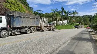 (VIDEO) Caçamba de caminhão tomba e quase causa acidente  - 2