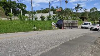 (VIDEO) Caçamba de caminhão tomba e quase causa acidente  - 4