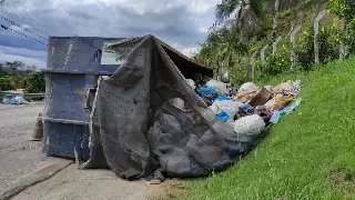 (VIDEO) Caçamba de caminhão tomba e quase causa acidente  - 1