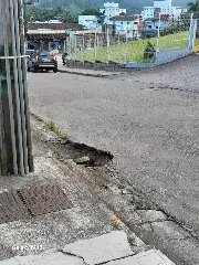 Buraco se tornou problema na Nicolau Hassmann, diz morador - 1