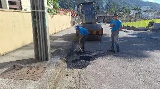 Buraco na Nicolau Hassmann é consertado pela Prefeitura - 1