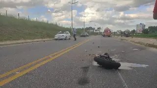 (VIDEO) Grave acidente entre carro e moto é registrado na Beira-rio  - 2
