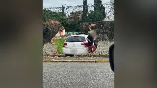 Carro colide contra muro no Centro de Brusque  - 1