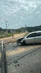 Motorista perde controle de carro, bate e derruba poste em Guabiruba  - 2