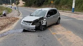 Motorista perde controle de carro, bate e derruba poste em Guabiruba  - 4