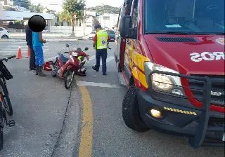 Mulher se desequilibra e colide contra veículo - 1