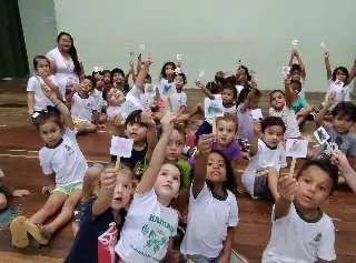 Professora da rede municipal lança livro infantil contra a dengue - 4