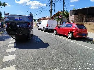 Carro bate em veículo estacionado e capota - 2
