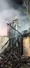 Casa de madeira pega fogo e bombeiros são acionados - 3