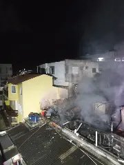 Casa de madeira pega fogo e bombeiros são acionados - 4