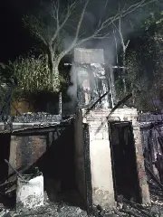 Casa de madeira pega fogo e bombeiros são acionados - 5