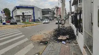 (VÍDEO) Fios amontoados estão atrapalhando calçadas  - 7