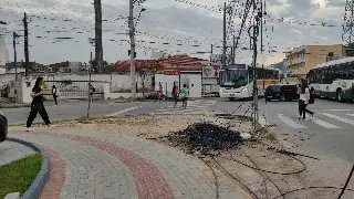(VÍDEO) Fios amontoados estão atrapalhando calçadas  - 1