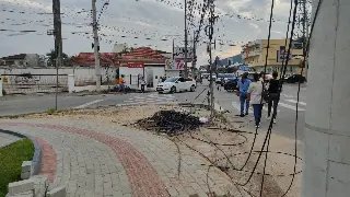 (VÍDEO) Fios amontoados estão atrapalhando calçadas  - 2