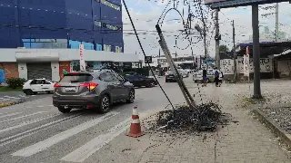 (VÍDEO) Fios amontoados estão atrapalhando calçadas  - 4