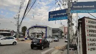 (VÍDEO) Fios amontoados estão atrapalhando calçadas  - 6
