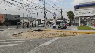 (VÍDEO) Fios amontoados estão atrapalhando calçadas  - 8