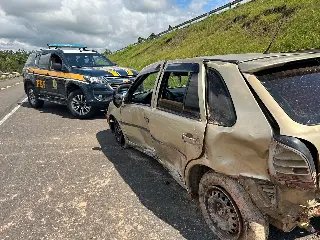 Carro capotado na rodovia tinha mais de 200 kg de maconha - 2