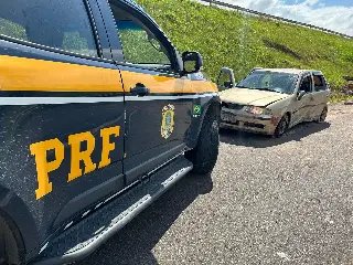 Carro capotado na rodovia tinha mais de 200 kg de maconha - 1