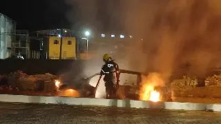(VIDEO) Carro fica destruído após pegar fogo no Centro II - 11