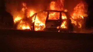 (VIDEO) Carro fica destruído após pegar fogo no Centro II - 15