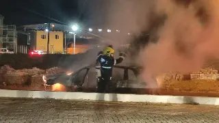 (VIDEO) Carro fica destruído após pegar fogo no Centro II - 4