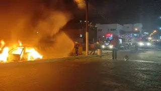 (VIDEO) Carro fica destruído após pegar fogo no Centro II - 23