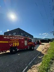 Homem sofre choque elétrico após caminhão derrubar poste - 1