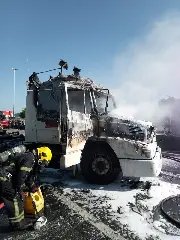 Cabine de carreta fica completamente destruída após incêndio - 7