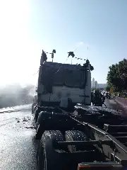 Cabine de carreta fica completamente destruída após incêndio - 3