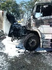 Cabine de carreta fica completamente destruída após incêndio - 8