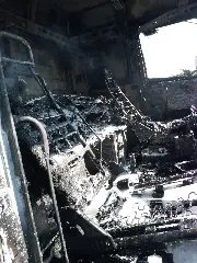 Cabine de carreta fica completamente destruída após incêndio - 2