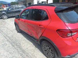 Carro colide contra outro veículo e depois atinge poste no Claraíba  - 1
