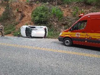 (VÍDEO) Homem fica ferido após carro capotar em Botuverá  - 4