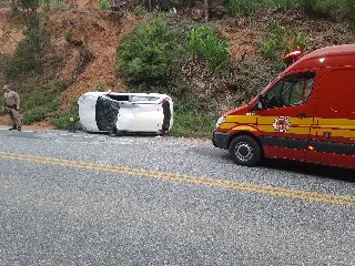 (VÍDEO) Homem fica ferido após carro capotar em Botuverá  - 3