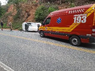 (VÍDEO) Homem fica ferido após carro capotar em Botuverá  - 6