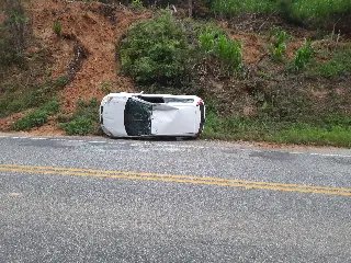 (VÍDEO) Homem fica ferido após carro capotar em Botuverá  - 7