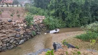 (VÍDEO) Carro despenca e cai no rio, em Brusque - 9