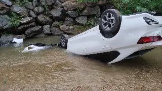 (VÍDEO) Carro despenca e cai no rio, em Brusque - 3